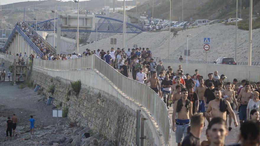 Decenas de migrantes celebran haber traspasado la frontera entre Ceuta y Marruecos, a 31 de julio de 2026, en Madrid (España).