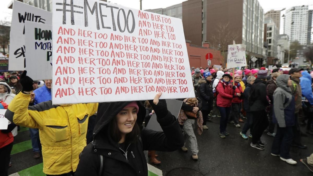 Una mujer sujeta una pancarta con la etiqueta de #MeToo durante una marcha en Seattle en enero de 2018.