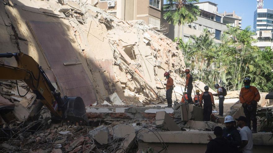 Integrantes de la Defensa Civil de Venezuela participan en las labores de remoción de escombros y búsqueda de sobrevivientes entre edificios colapsados por los terremotos, durante un operativo de rescate en el municipio de Chacao, en el este de Caracas (Venezuela).