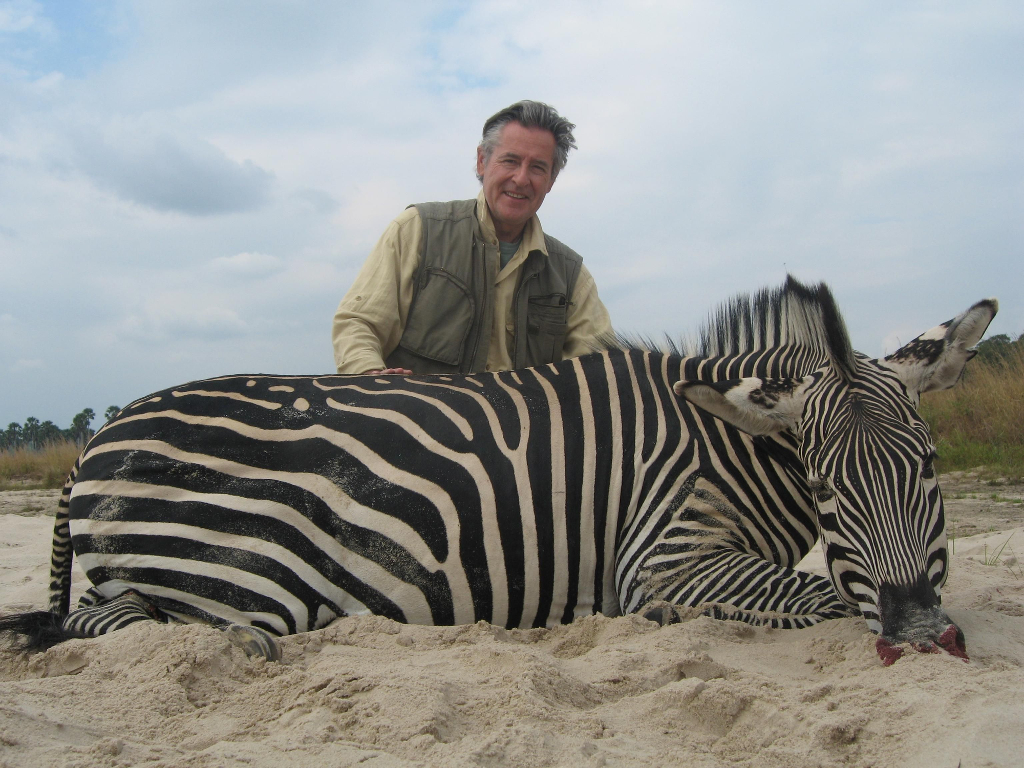 Imagen de Blesa con una cebra. Se la envía a una amiga tras una cacería en Tanzania en 2007