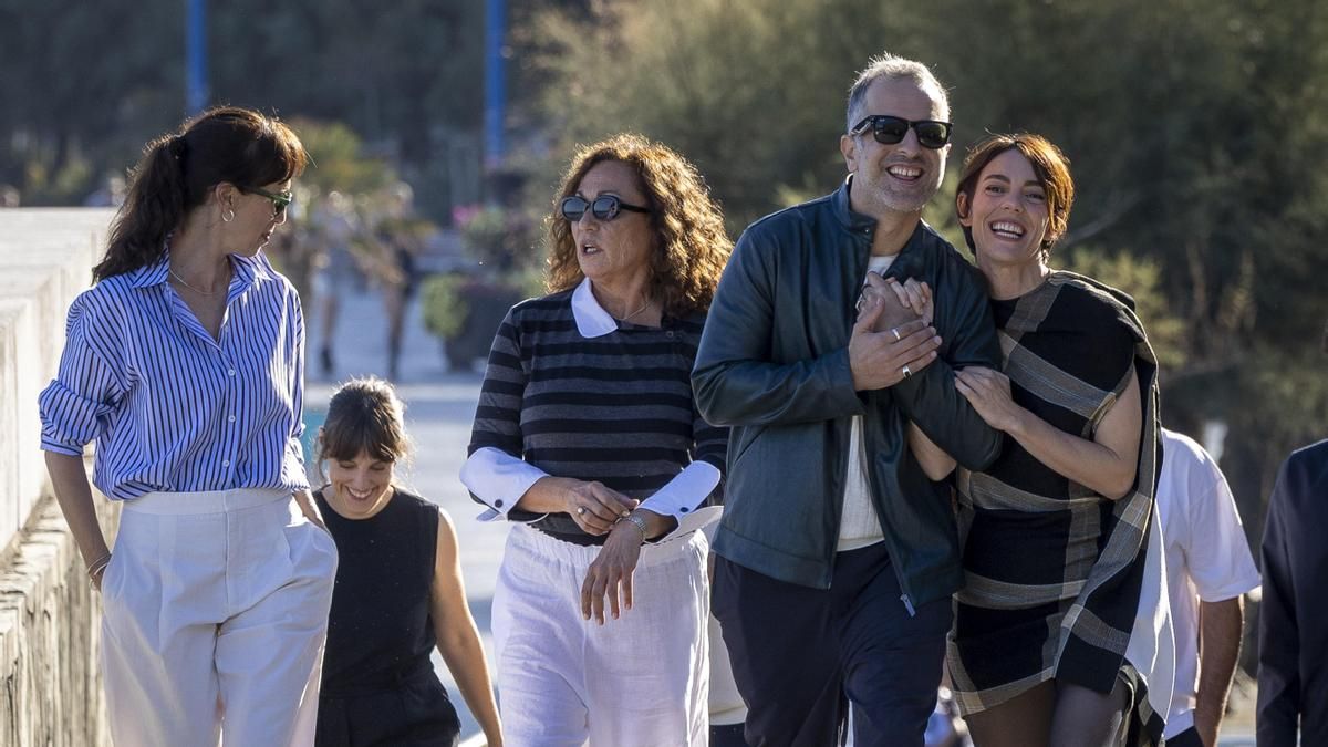 El director y guionista Mikel Gurrea y las actrices Victoria Luengo (d), Ariadna Gil (i) y Eulália Ramón posan este jueves en el Festival de Cine de San Sebastián, donde presentan´Sants´ en la sección oficial de la 74 edición del certamen. EFE/Javier Etxezarreta
