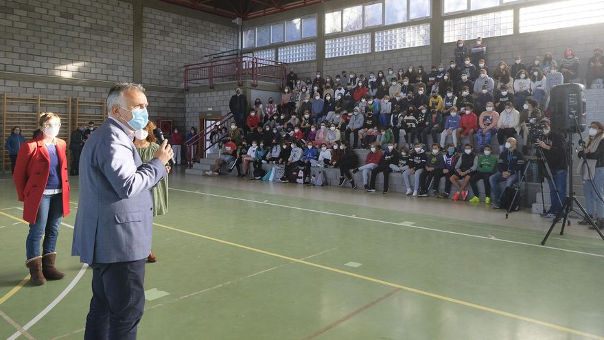 Ángel Víctor Torres,  en el pabellón del instituto El Paso, ante su alumnado.