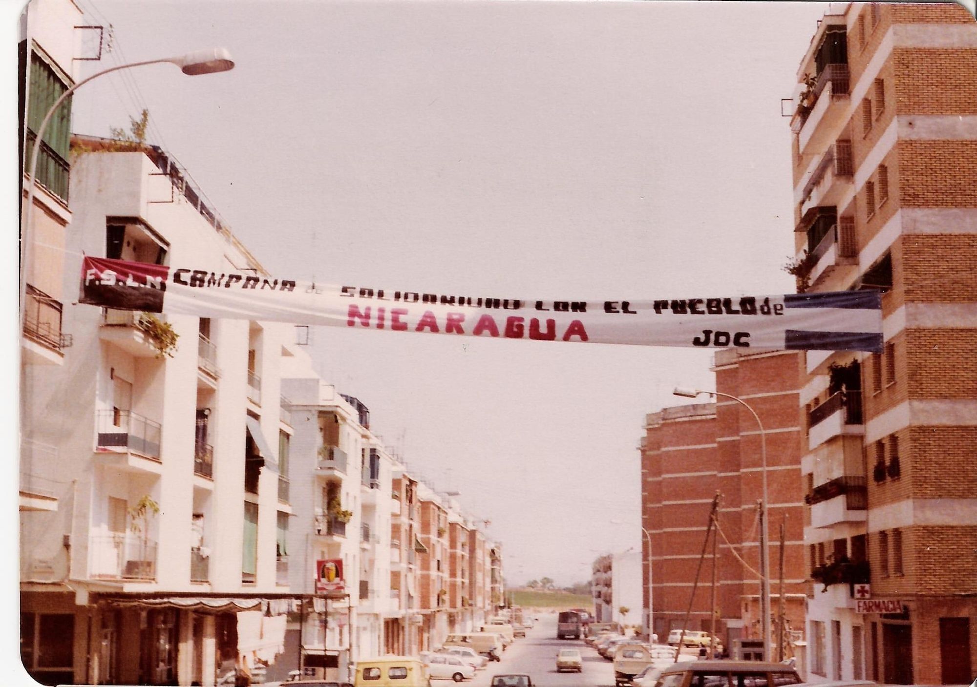 Pancarta en solidaridad con la Revolución Sandinista en la Avenida Virgen de Fátima en los años ochenta. Autor: Juan Suárez Cambronero.