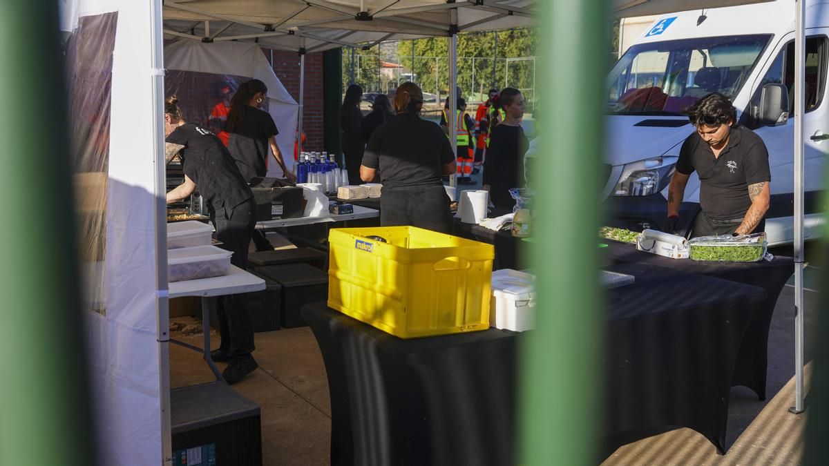 Voluntarios preparan comida para los viajeros del accidente de dos trenes de alta velocidad, uno de Renfe y otro de Iryo, que han colisionado a primera hora de este miércoles a la altura de la estación de Urda (Toledo), donde hay al menos 64 fallecidos. EFE/ Ismael Herrero