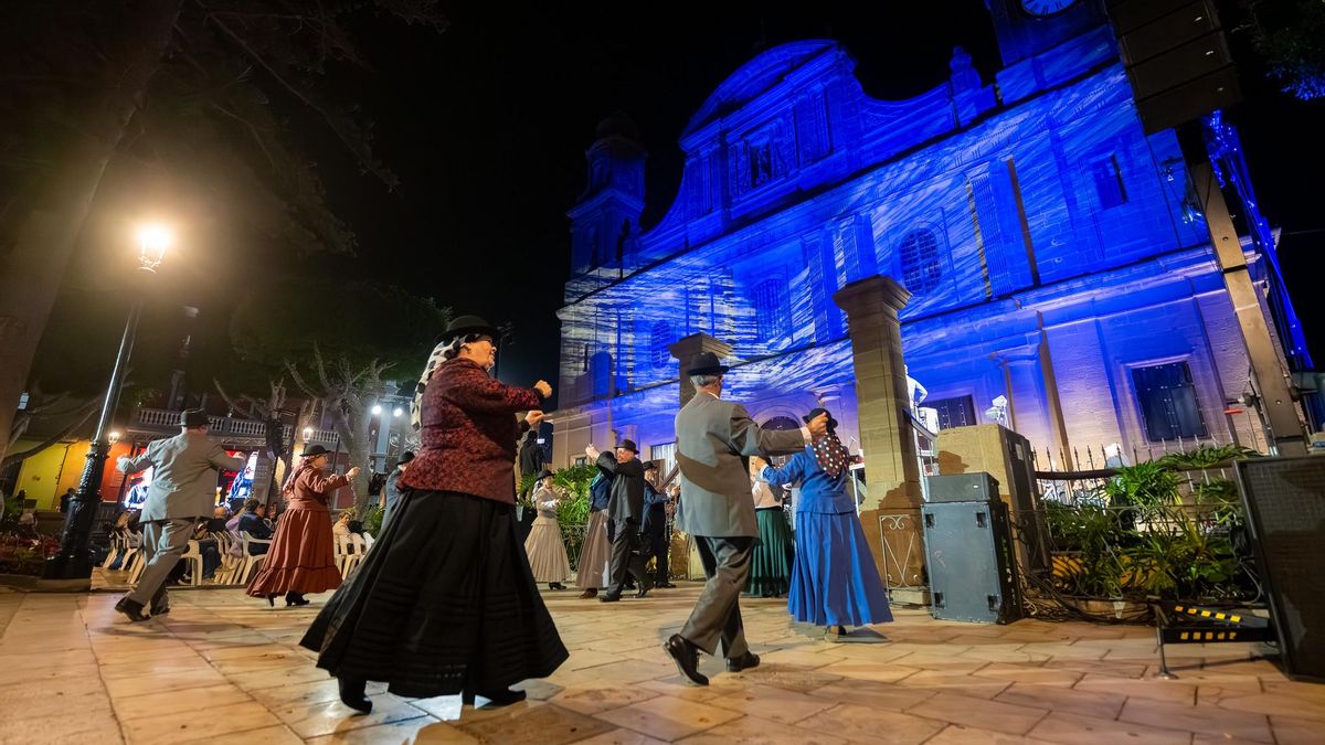 Gáldar vive un fin de semana de tradición y música popular en una abarrotada plaza de Santiago