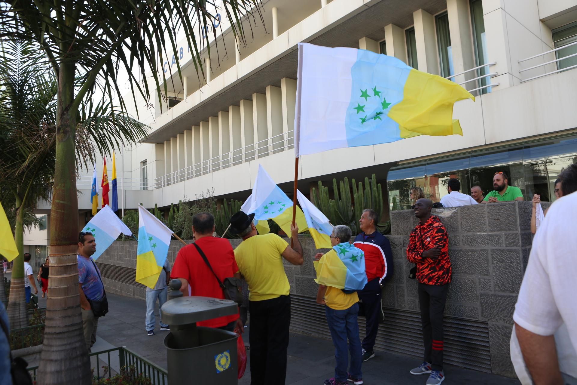 Asistentes al acto del izado de la bandera de las siete estrellas verdes