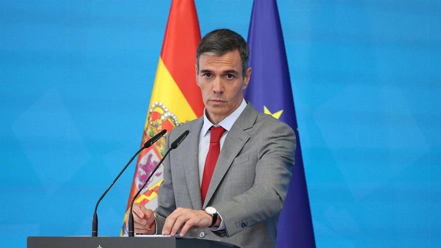 Sánchez ensalza las carreras profesionales de su hermano y su mujer para cuestionar la "deriva judicial" que padecen