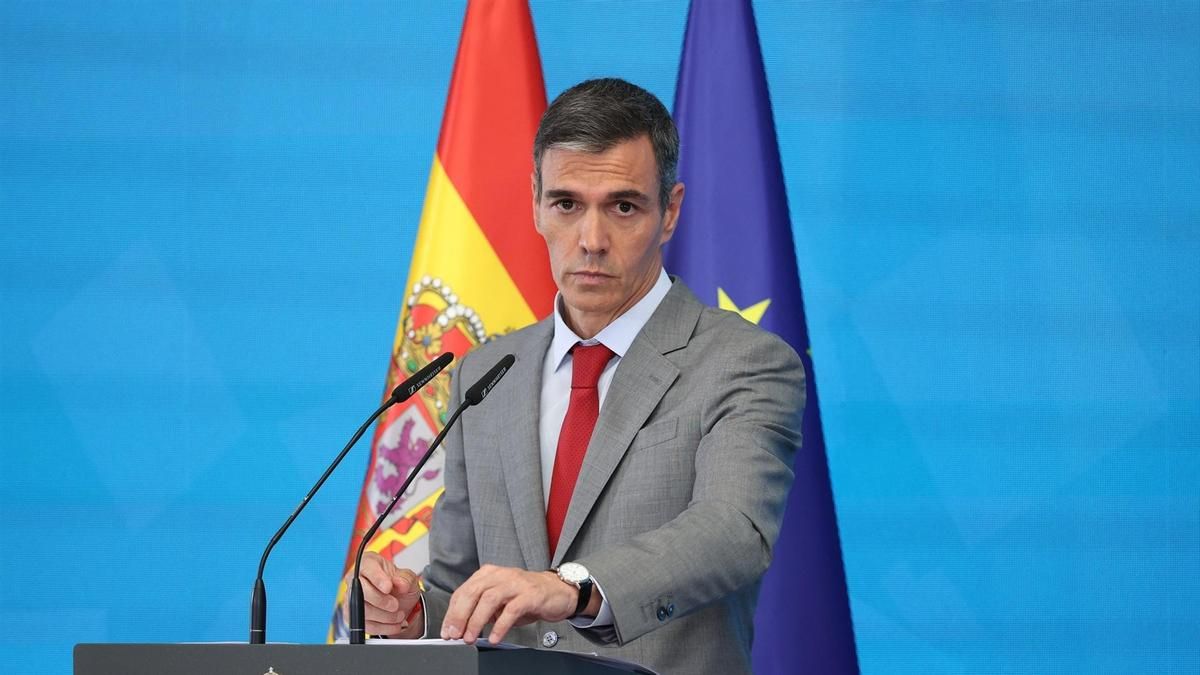 Sánchez ensalza las carreras profesionales de su hermano y su mujer para cuestionar la "deriva judicial" que padecen