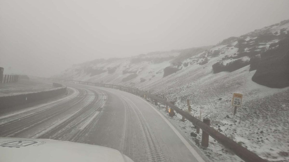 El Teide vuelve a cubrirse de nieve: el Cabildo cierra los accesos