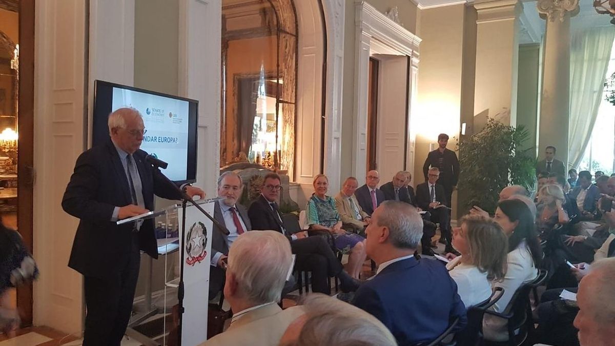 Borrell cree que los centros de migrantes son "un tema a estudiar" porque "pueden evitar que la gente se tire al agua"