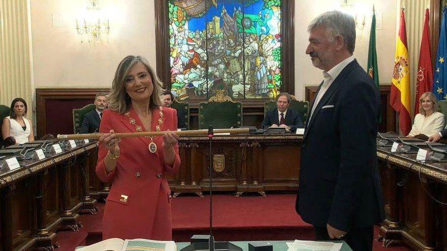 Cristina Ibarrola, de UPN, es investida alcaldesa de Pmplona.