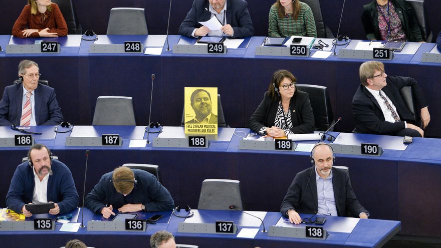 "Liberad a los presos políticos y exiliados catalanes": un cartel reivindicativo sustituye a Oriol Junqueras en el Parlamento Europeo / Michel Christen / European Parliam / DPA