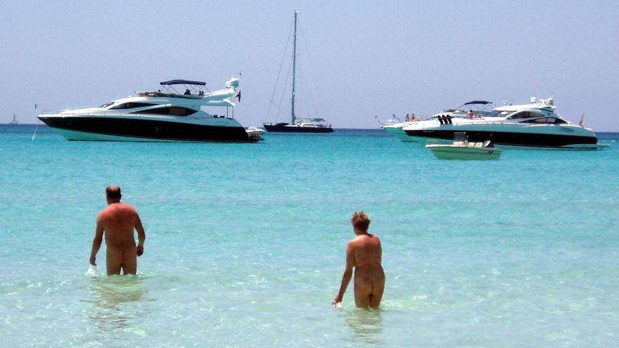 Vista de la playa de Es Trenc en Mallorca, en su zona naturista, con varios yates atracados al fondo.