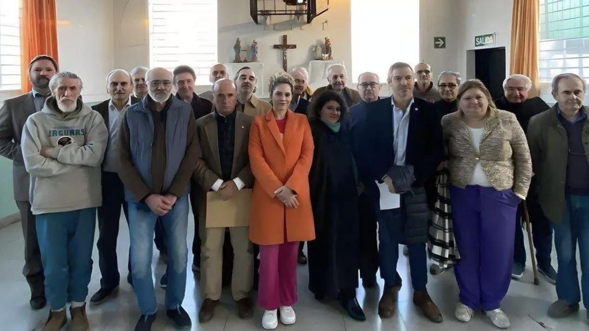 La foto que los diputados de LLA se sacaron con los represores en el penal de Ezeiza.