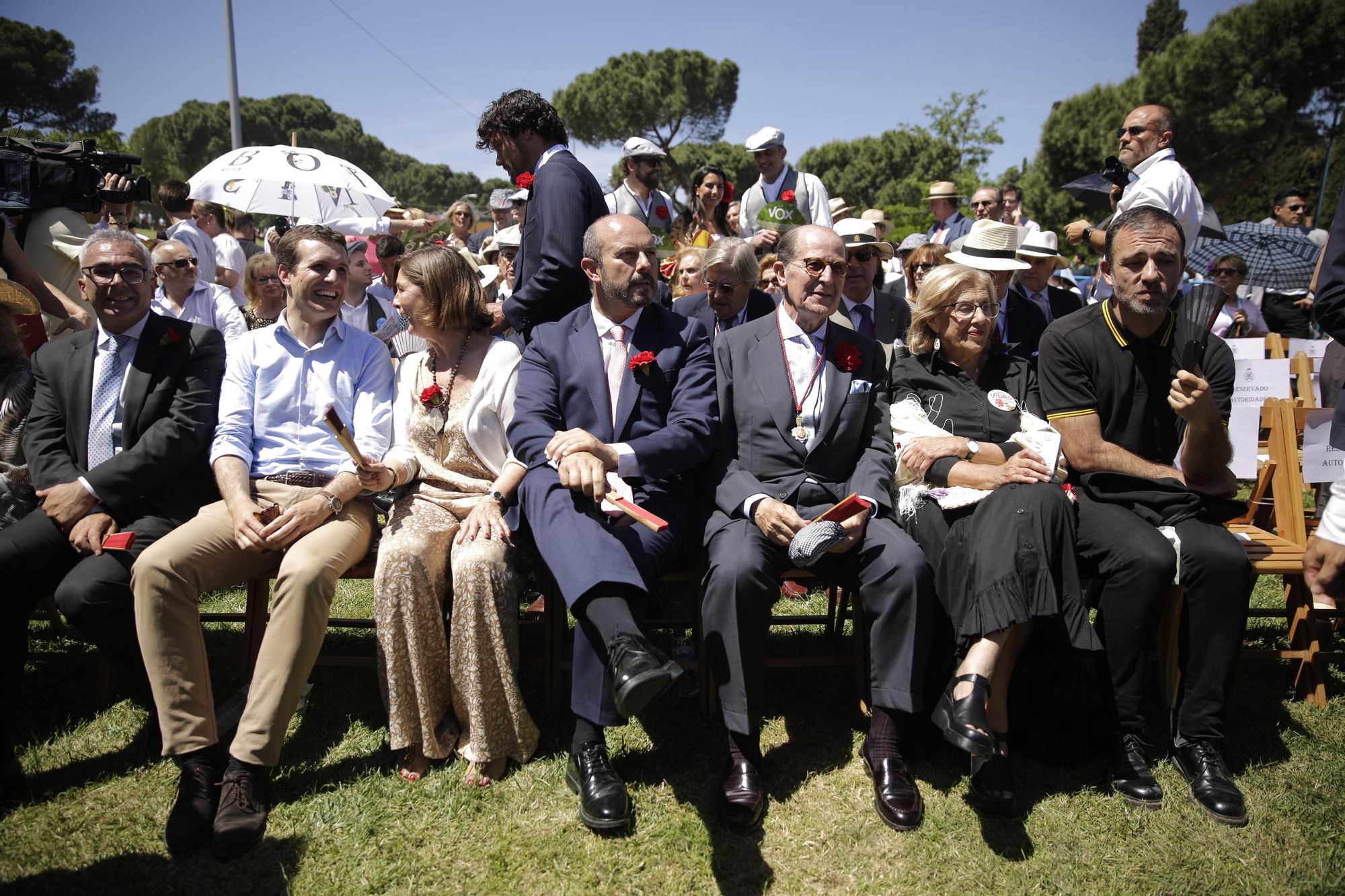 La alcaldesa de Madrid, Manuela Carmena, con Pablo Casado, líder del PP. La candidata de Más Madrid le ha pedido al Santo "lo mejor para Madrid" y confía que le responderá que le "quede cuatro años" más en la alcaldía