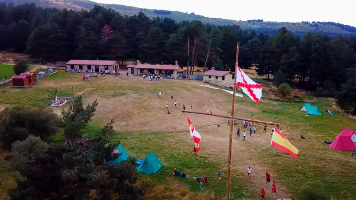 El campamento en Hoyos del Espino en un vídeo difundido por la asociación en YouTube.