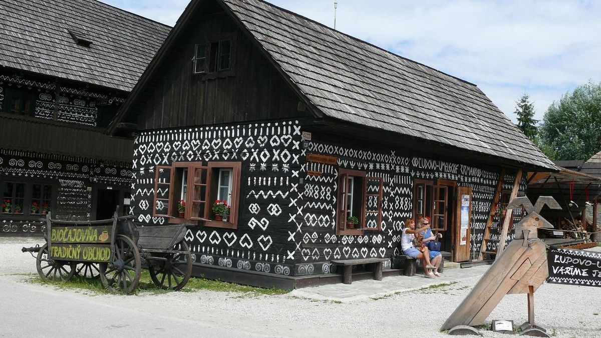 Las casas de madera de este pequeño pueblo de Eslovaquia están decoradas con símbolos geométricos