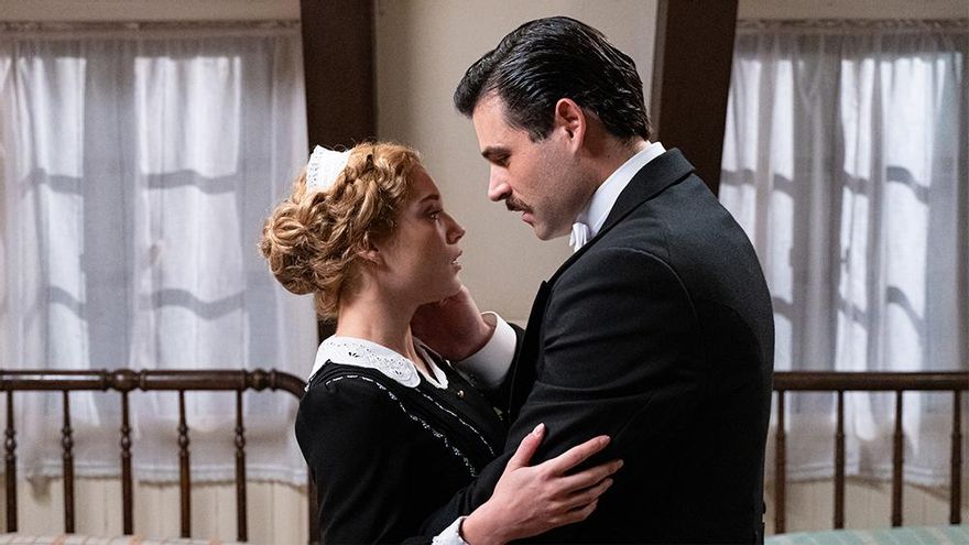 Jana (Ana Garcés) y Manuel (Arturo Sancho) en una escena de 'La Promesa'