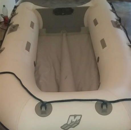 La zodiak blanca en la que viajaron los desaparecidos.