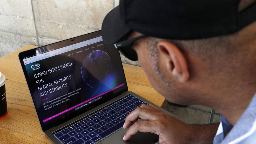 Un hombre lee el sitio web de NSO Group, una firma de tecnología israelí conocida principalmente por su spyware patentado Pegasus, en Jerusalén, Israel, el 3 de mayo de 2022. EFE/EPA/ATEF SAFADI