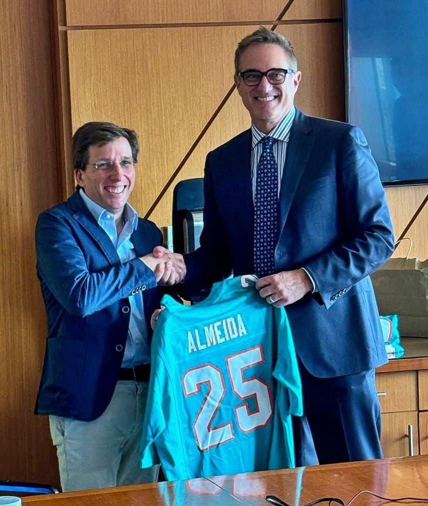 Almeida posa con una camiseta de los Miami Dolphins durante su última visita a la ciudad de Florida