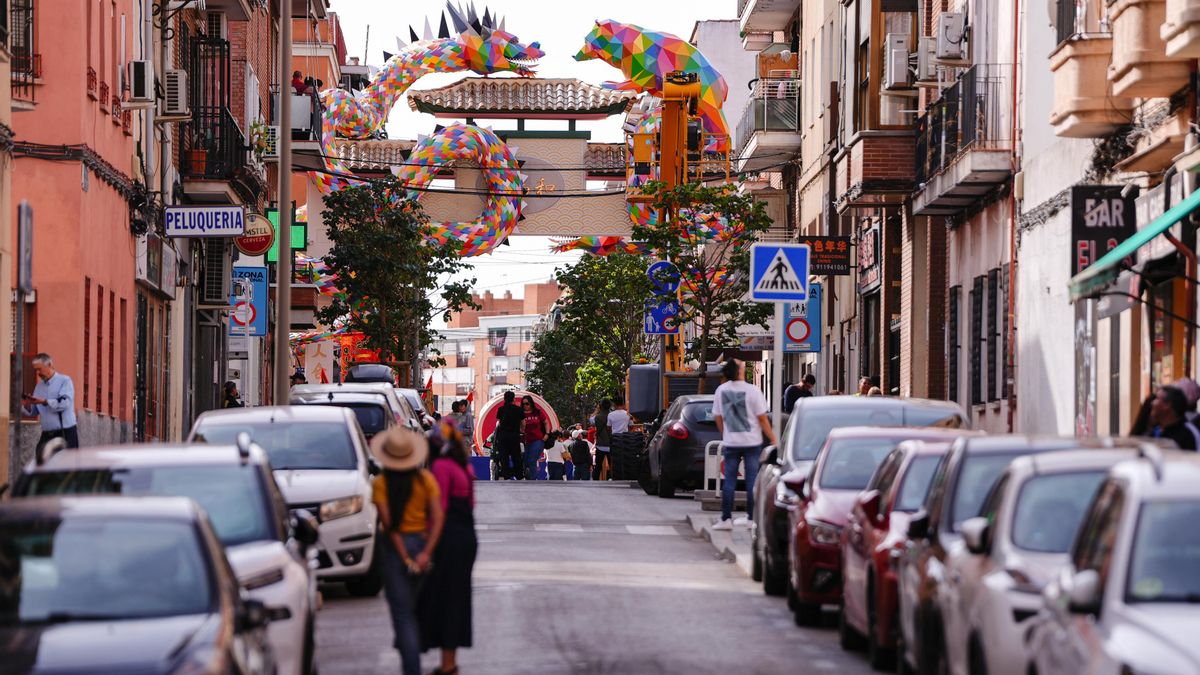 Vista del arco desde una calle de Usera