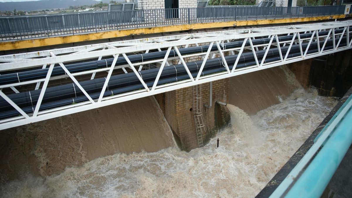Imagen de la presa de Arcos de la Frontera, desaguando al alcanzar su límite por las lluvias de los últimos temporales.