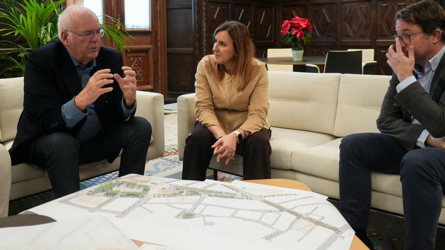 La alcaldesa María José Catalá con el arquitecto Miguel del Rey (izquierda) y con el concejal Juan Giner.