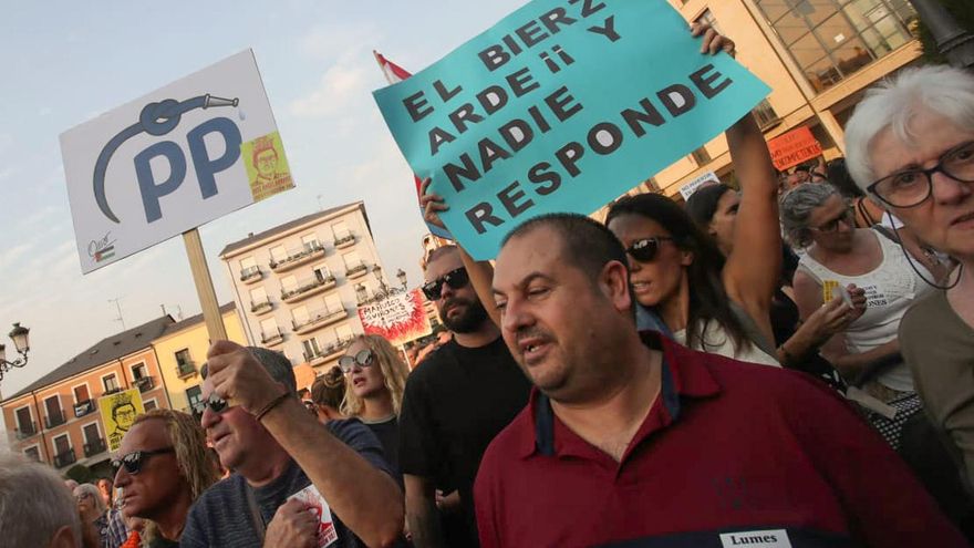 Cientos de personas piden en Ponferrada dimisiones por los incendios de El Bierzo