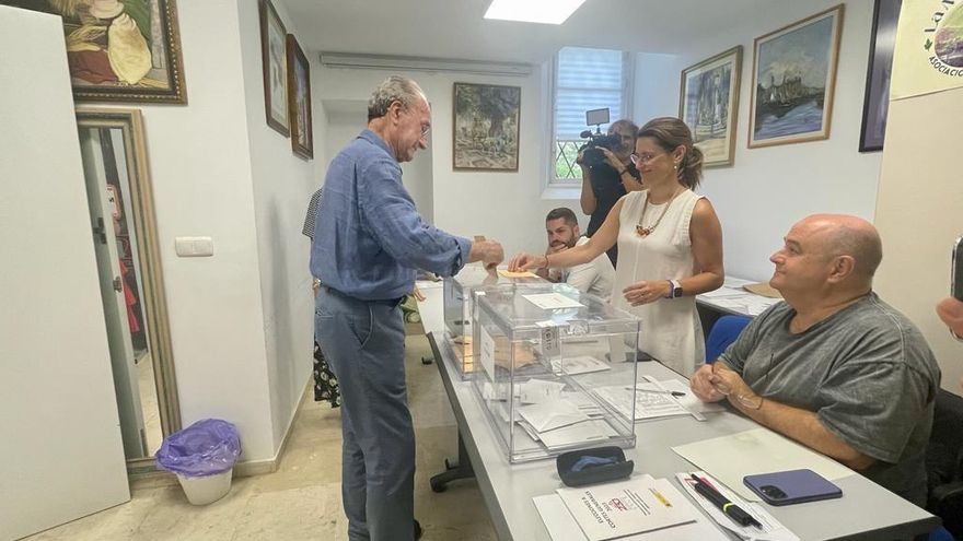 Francisco de la Torre, alcalde de Málaga, ejerce su derecho al voto en las elecciones generales del 23 de julio