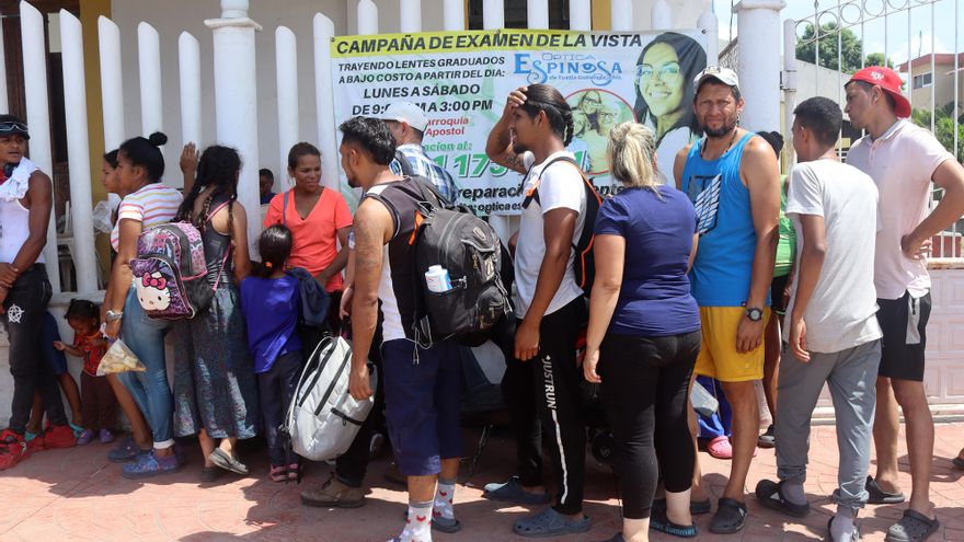 Es falso que migrantes estén cobrando subsidios en sucursales del Banco Azteca en México