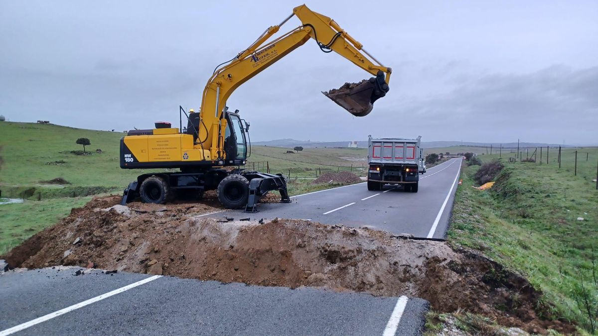 La borrasca Leonardo deja en Extremadura cauces en nivel rojo, carreteras cortadas y embalses liberando agua