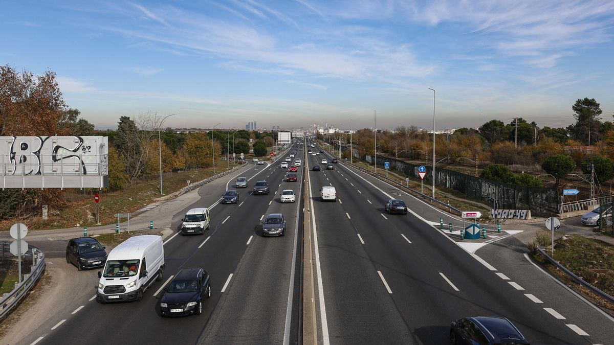Vehículos en la salida de Madrid por la A-5 este viernes con motivo del puente de la Constitución. EFE/ Rodrigo Jiménez
