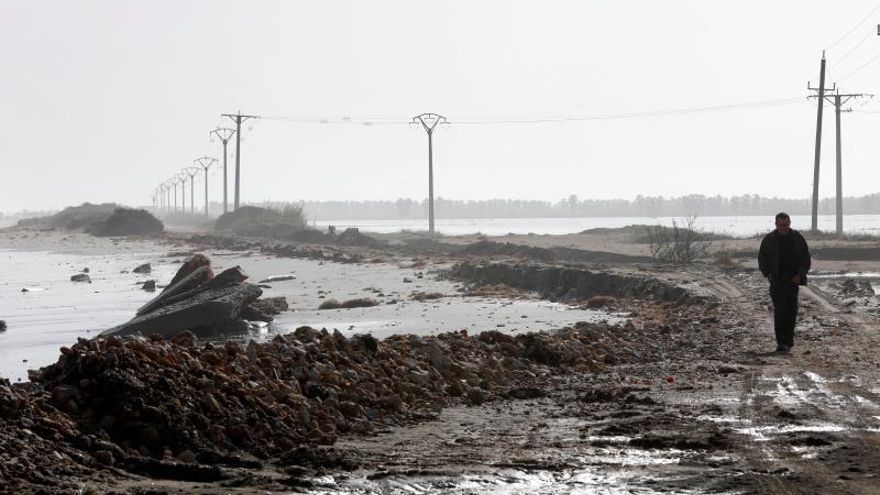 Un hombre caminan por la playa de la Marquesa en el Delta del Ebro (Tarragona), donde el mar ha borrado la playa y todas sus estructuras y equipamientos a consecuencia del temporal "Gloria".