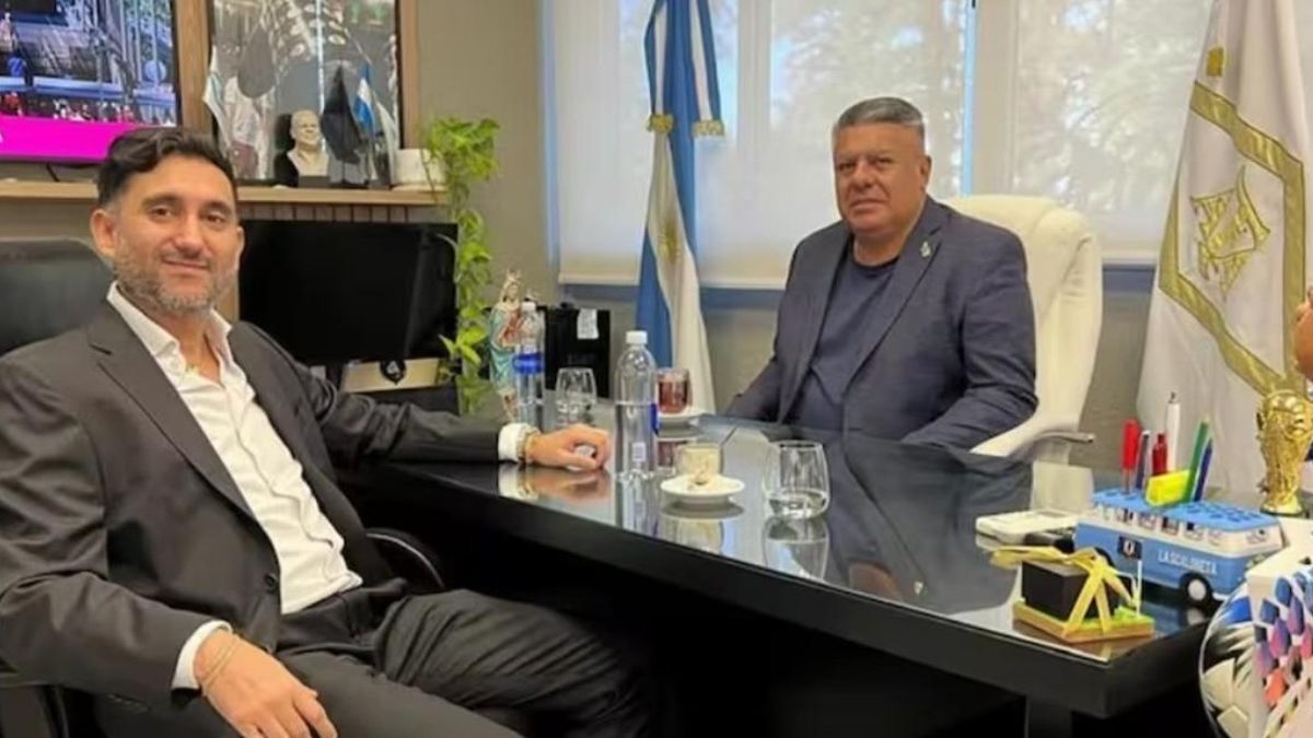 Maximiliano Vallejos junto a Claudio Tapia, el presidente de AFA.