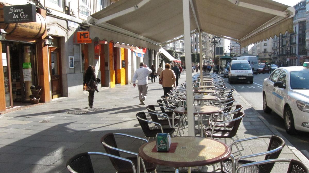 La terraza de una cafetería, vacia. Imagen de archivo