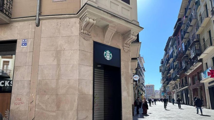 El Starbucks, cerrado tras el piquete
