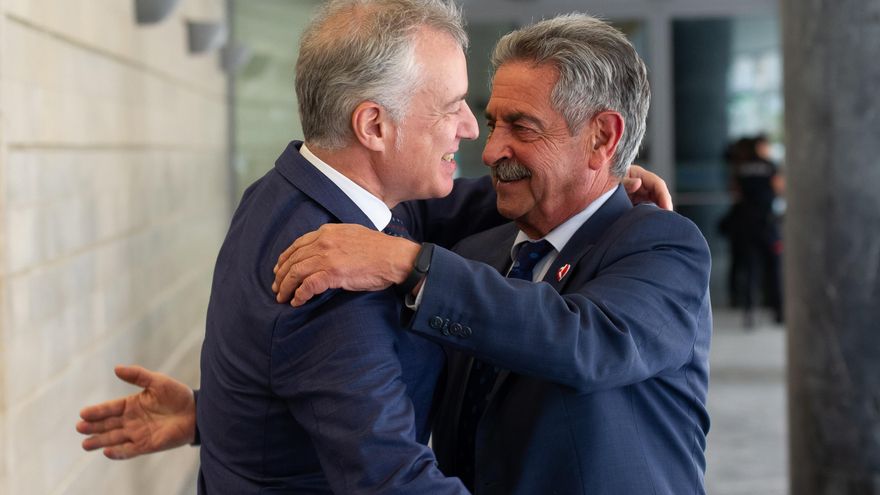 Archivo - El lehendakari Iñigo Urkullu (i), con el presidente de Cantabria, Miguel Ángel Revilla (d),