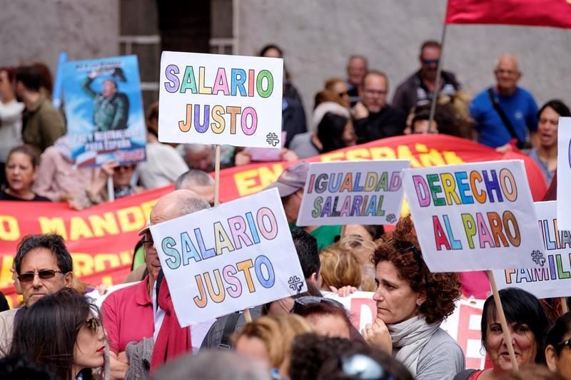 Manifestación convocada por los sindicatos de Canarias con motivo del Primero de Mayo bajo el lema "Primero las personas".