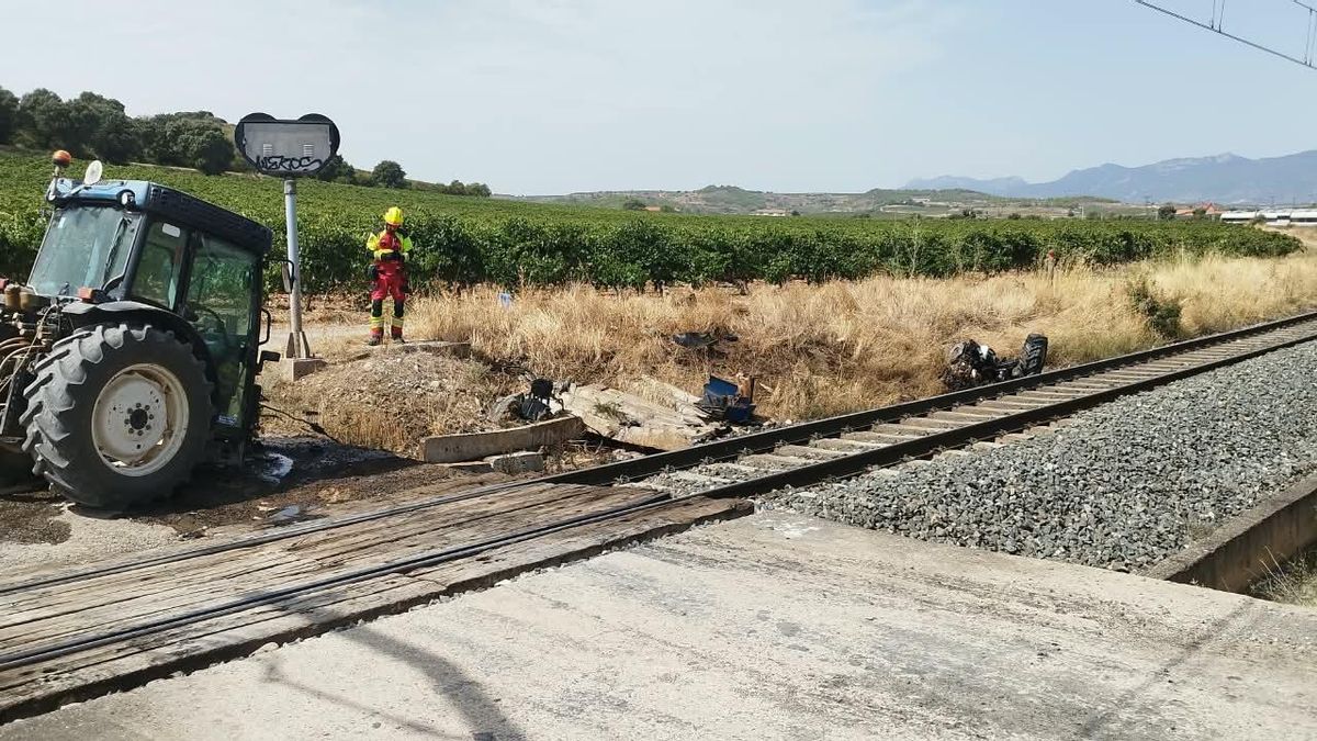 Al fondo, el tren que ha arrollado al tractor en Fuenmayor