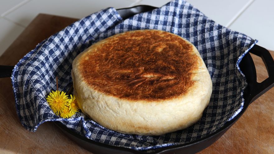 El pan de Madeira que no necesita plato: se come caliente, abierto y con mantequilla de ajo