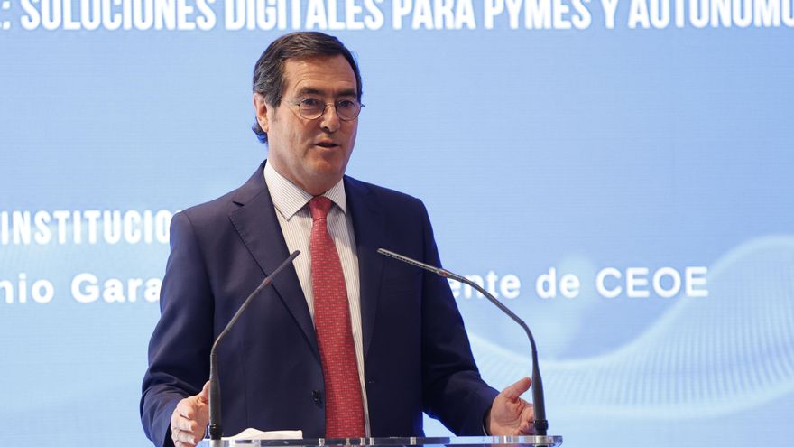 El presidente de la CEOE, Antonio Garamendi interviene en una jornada en la que el director de Red.es, Alberto Lacambra, presenta a los empresarios aspectos claves del "kit digital", un programa de digitalización de empresas celebrada este miércoles en la sede de la CEOE en Madrid. EFE/ Chema Moya