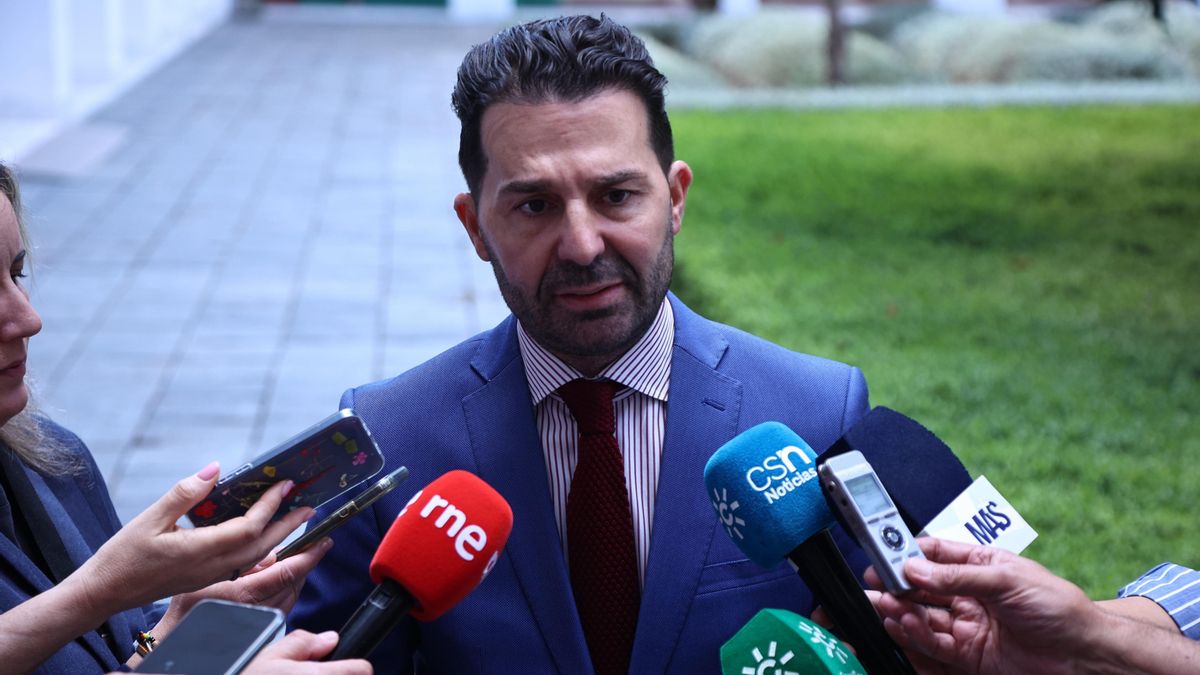 Noel López (PSOE-A) atiende a los medios en el Parlamento andaluz.
