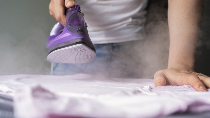 No compres otra: el truco para quitar el sarro de tu plancha y dejarla como nueva