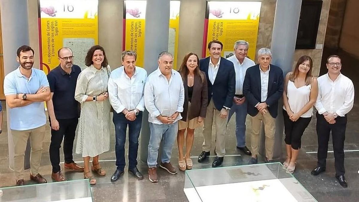 Álvarez Casais (c), junto a Quiñones, en el comité de dirección provincial del PP como parte de la gestora provincial.