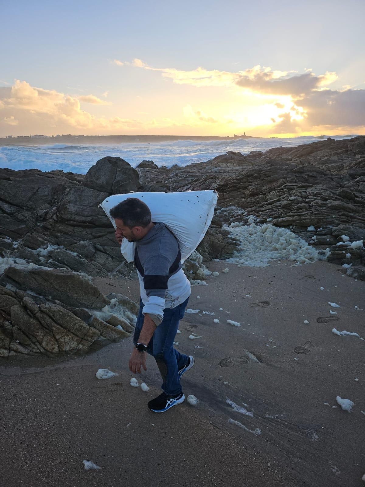 En dos días, Rodrigo se llevó del arenal 58 sacos, 40 la primera jornada. Cada uno pesa 25 kilos, así que el total ronda la tonelada y media de pellets