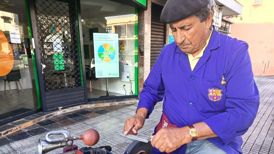 Hilario era agricultor y ganadero en Argentina, donde se acostumbró a afilar herramientas de corte y herrar caballería