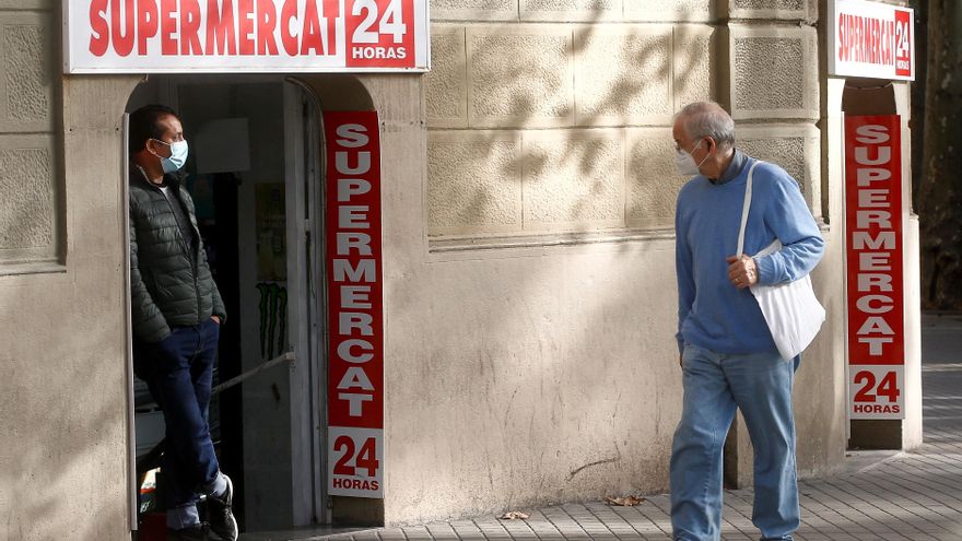 El cierre de los comercios abiertos 24 horas en Cataluña, entre las 22.00 y las 07.00 horas, ha entrado en vigor este martes. EFE/Quique Garcia