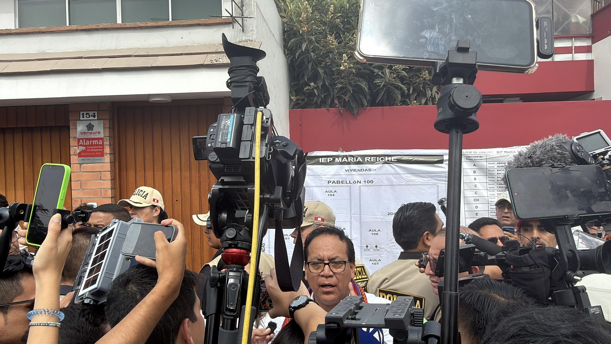 El candidato de Juntos por el Perú, Roberto Sánchez, atiende a los medios de comunicación después de votar en el colegio María Reiche, en Lima, el 7 de junio de 2026.