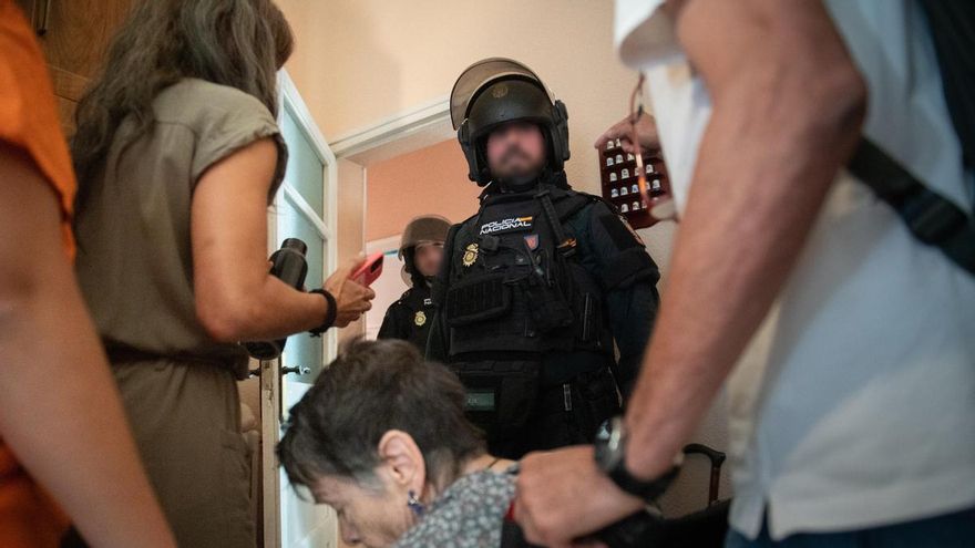 La policía saca a Maricarmen de su casa, a 23 de septiembre de 2026, en Madrid